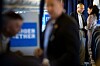 Hillary Clintons kampanjledare John Podesta i samtal med medarbetare.