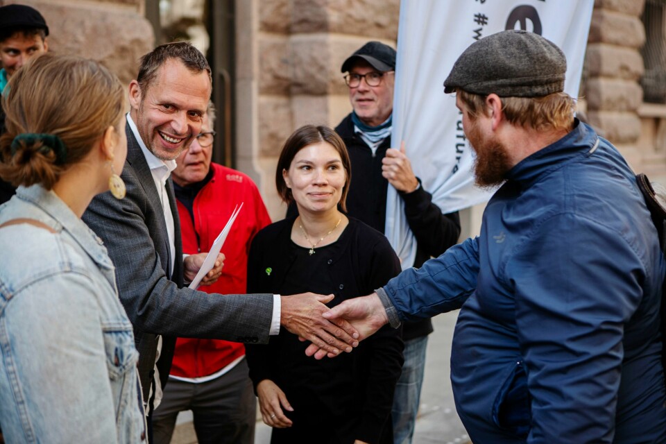 Tio tappra pilgrimsvandrare var med då de framförde sitt budskap till politikerna. Endast två politiker tog emot dem vid riksdagshuset. Jens Holm, Vänsterpartiet, Annika Hirvonen-Falk, Miljöpartiet Jens Holm (V) skakar hand med Emanuel Eriksson.