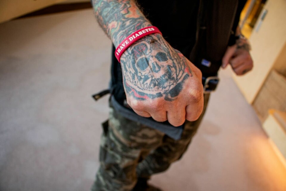 Sören Henriksson visar upp sin tatuering som visar hans tillhörighet till Hells Angels. Börje Erdtman, Ankarstiftelsen, och Sören Henriksson, tidigare gängkriminell.