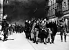 APRIL 1943. I Polens huvudstad Warszawa gör judarna som stängts in i ett ghetto uppror mot nazisterna.