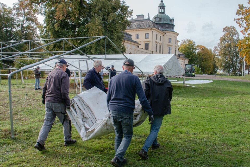 Volontärer från pingstkyrkan i Linköping river tält på området utanför Nya slottet. Bjärka Säby.