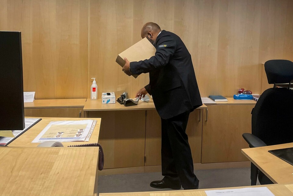 Vakt som håller i låda med det som kastades in i kammaren, riksdagen under interpellationsdebatten på torsdagen. Utrikesminister Maria Malmer Stenergard (M) fick springa ut från debatten i riksdagen. Vakt håller i låda med det som kastades in i riksdagen under interpellationsdebatten.