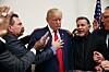 Pastorer från Las Vegas ber för Donald Trump vid hans besök i International Church of Las Vegas i början av oktober.