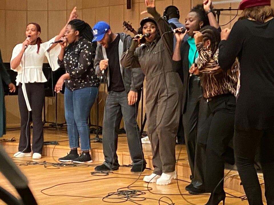 Gospelgruppen In His presence sjöng. De är en del av den nigerianska karismatiska kyrkan Redeemed Christian Church of God (RCCG) i Sverige, med rötter i Nigeria. Gospelkören på scenen i kyrkan.