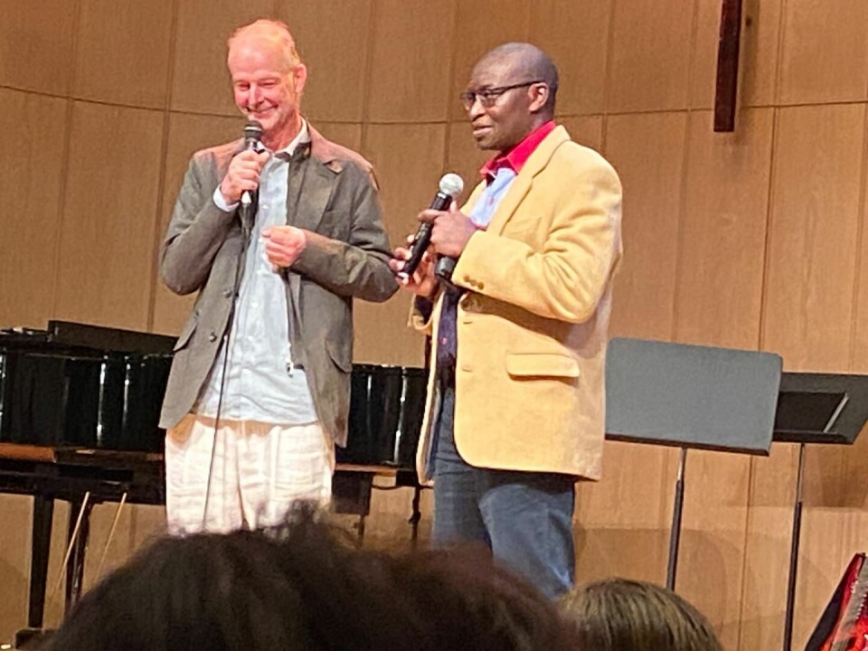 Arrangörerna Christer Lundgren från Café Existens och pastor Tillarh Mukasa från Redeemed Christian Church of God (RCCG). Christer Lundgren och Tillarh Mukasa på scenen i kyrkan.