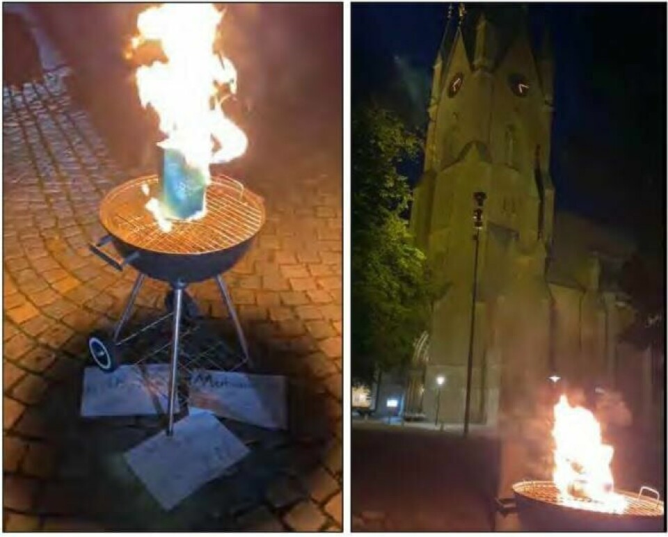 Skärmbild från filmen på koranbränningen utanför Linköpings domkyrka, som publicerades på Youtube i september 2020. Bild från polisens förundersökningsprotokoll. Skärmbild från filmen på koranbränningen utanför Linköpings domkyrka, som publicerades på Youtube i september 2020. Bild från polisens förundersökningsprotokoll.
