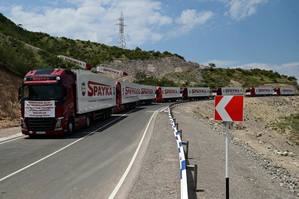 Lastbilar med humanitär hjälp parkerade utmed vägen mot Nagorno-Karabach.