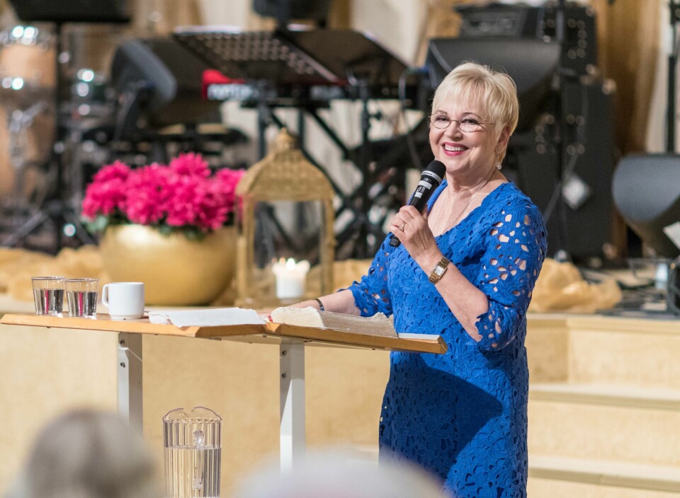 Arkens ledare pastor Linda Bergling firar 50-årig tjänst under årets Mirakelfestival, som börjar idag. 'Det blir smörgåstårta i kafeterian och sedan ska jag predika om att älska Jesus och tjäna med sitt liv', säger hon. Linda Bergling i talarstolen.