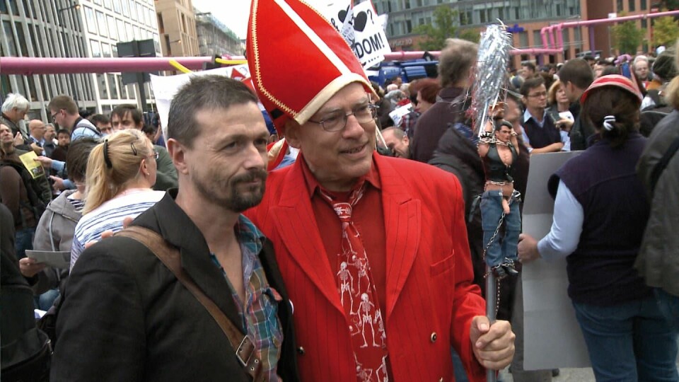 Den tyske serietecknaren Ralf Koenig (t.v.) bredvid den för dagen utklädde Rosa von Praunheim, vid en demonstration mot påven 2011. Den tyske serietecknaren Ralf Koenig (t.v.) bredvid den för dagen utklädde Rosa von Praunheim, vid en demonstration mot påven 2011.
