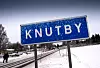 Knytbydramat. För snart 14 år sedan blev den lilla orten Knutby i Uppland ett välkänt namn för stora delar av Sverige. Då, i januari 2004, sköts en person i Knutby Filadelfia ihjäl medan en annan skottskadades.