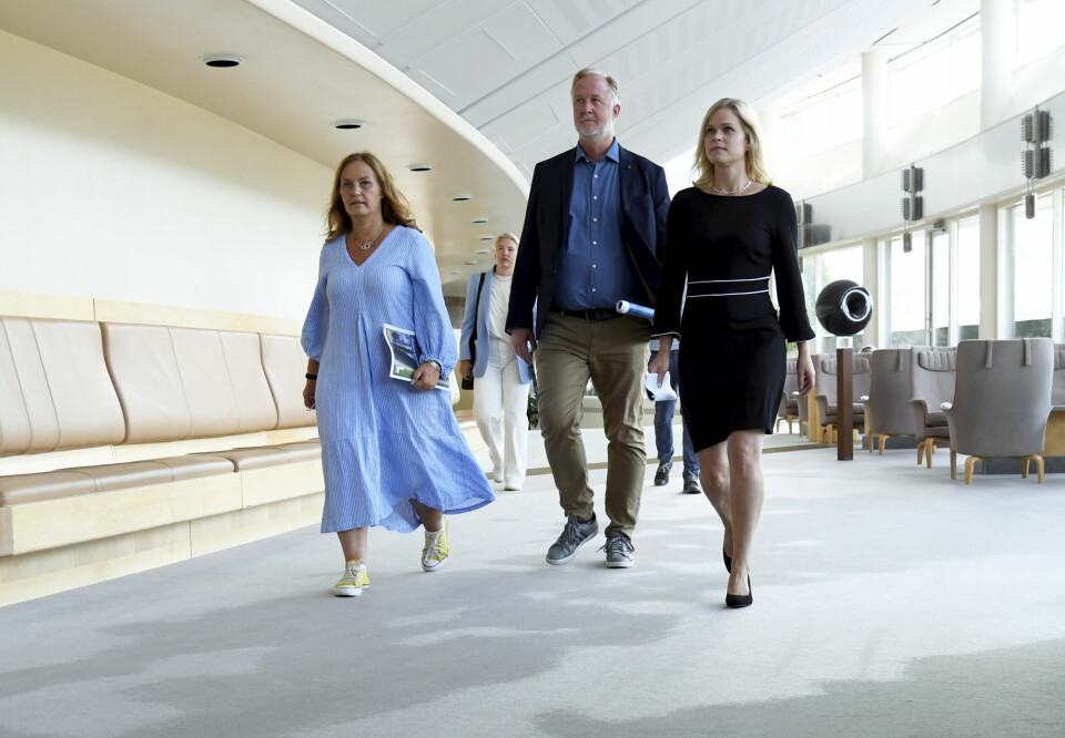 Juno Blom, Johan Pehrson och Paulina Brandberg på väg till en pressträff i riksdagen. De tre har nu skrivit en debattartikel i Expressen med krav på att förbjuda konfessionella friskolor.