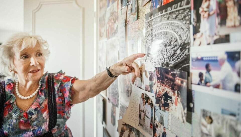 BirGitta visar på en bild från Royal Albert Hall i London där hon sjungit vid flera tillfällen. England blev ett tag som ett andra hem. 2024-08-29 Birgitta Edström, artist och författare med hunden Prinsen