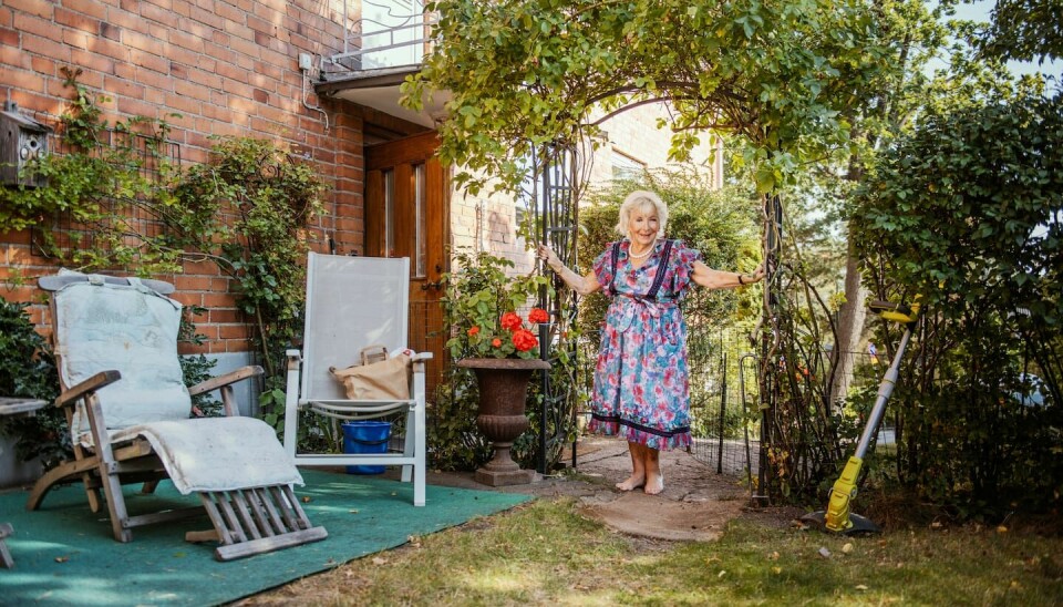 I tegelvillan på Stora Essingen har mången predikant eller medarbetare från Ibra och Dagen fått husrum genom åren. 2024-08-29 Birgitta Edström, artist och författare med hunden Prinsen