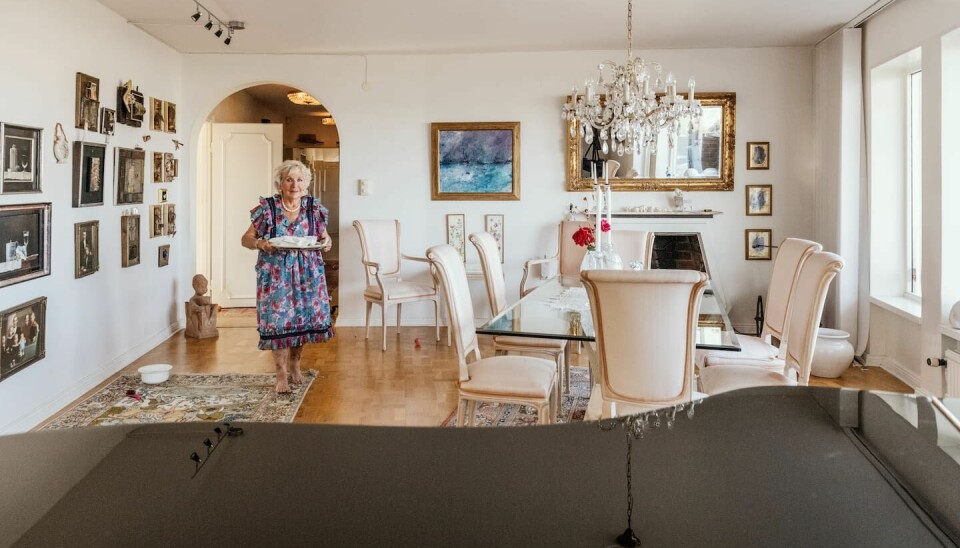 I vardagsrummet tronar flygeln som musikerpartnern Swante Bengtsson gärna kommer och spelar på. 2024-08-29 Birgitta Edström, artist och författare med hunden Prinsen