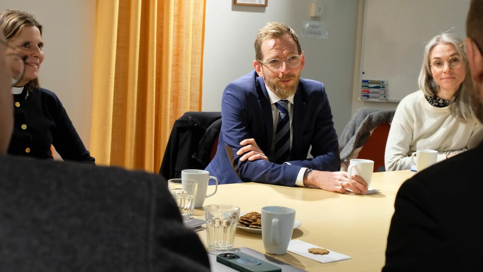 Besök hos Sveriges kristna råd. Regelbundna möten med kyrkorna hör till Jakob Forssmeds ministeruppgifter. Här med SKR:s generalsekreterare Sofia Camnerin (t v) och andra kyrkoledare. Fr. v. SKR:s generalsekreterare Sofia Camnerin, samfundsminister Jakob Forssmed (KD) och Caroline Agrell, politiskt sakkunnig.