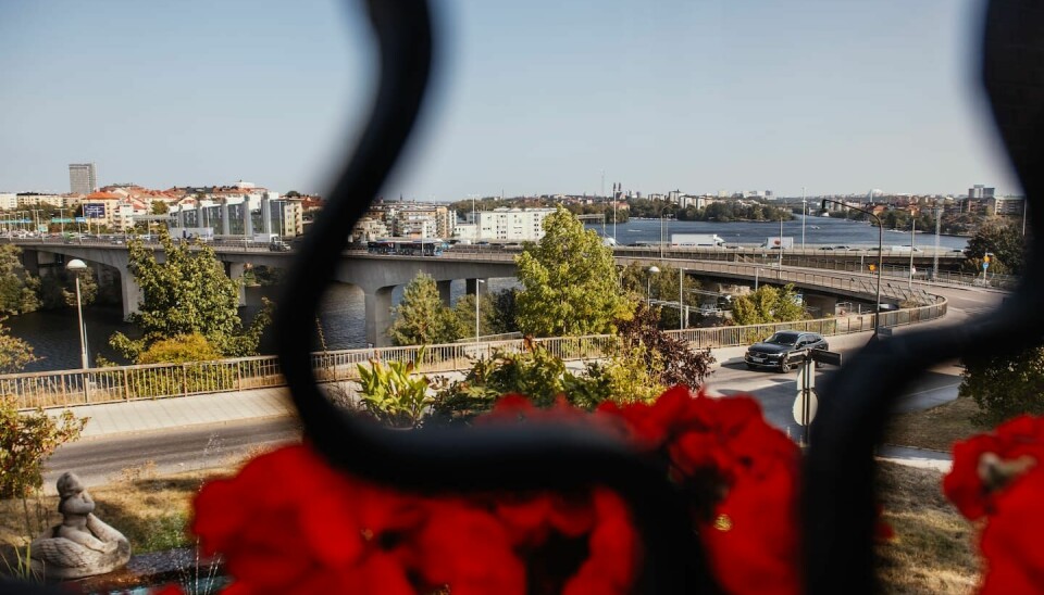 Utsikten från BirGittas och Gideons balkong på villan på Stora Essingen. Därifrån syns både Globen och Stadshuset. 2024-08-29 Birgitta Edström, artist och författare med hunden Prinsen