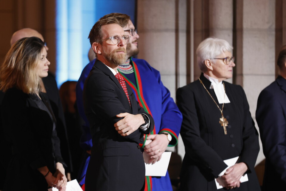 Trossamfundsminister Jakob Forssmed under mottagningsgudstjänsten för nya ärkebiskopen Martin Modéus i Uppsala domkyrka i december. Till höger tidigare ärkebiskopen Antje Jackelén.