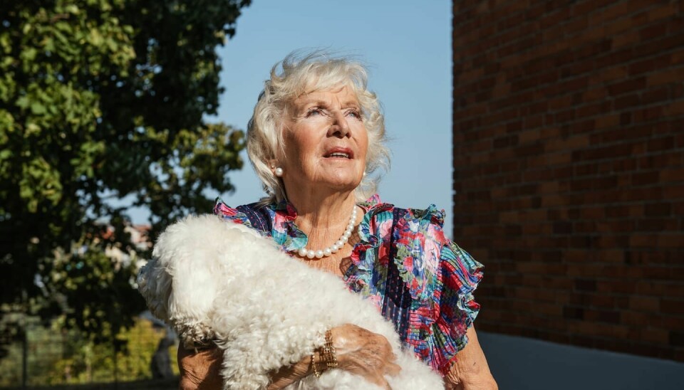 När BirGitta under en tid var förpassad till soffan på grund av ryggvärk fanns hunden Prins där och muntrade upp henne. Nu har hon gett ut boken 'Mitt liv som Prins'. 2024-08-29 Birgitta Edström, artist och författare med hunden Prinsen