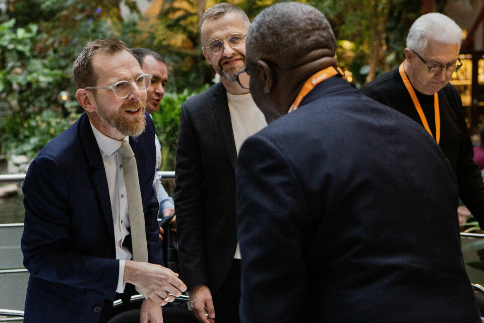 Jakob Forssmed i samtal med kongolesiske fredspristagaren Denis Mukwege. Social- och folkhälsominister Jakob Forssmed (KD) rörde sig bland konferensdeltagarna på konferensen Pingst pastor international.