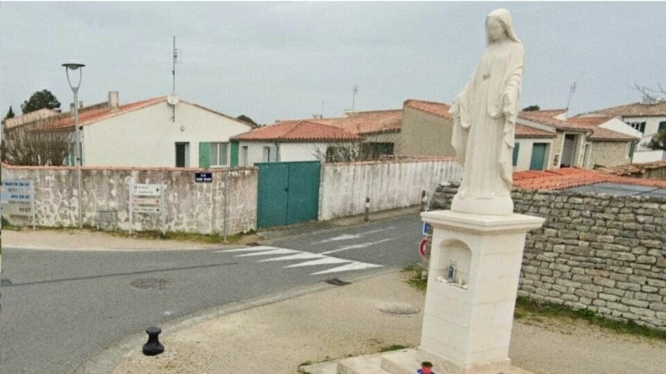 En staty föreställande jungfru Maria ska avlägsnas i staden La Flotte inom sex månader, eftersom den bryter mot fransk sekularism. Det har en domstol bestämt. Men lokalbefolkningen protesterar. En staty föreställande jungfru Maria ska avlägsnas i staden La Flotte inom sex månader, eftersom den bryter mot fransk sekularism. Det har en domstol bestämt. Men lokalbefolkningen protesterar.