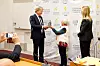 Tidigare pristagaren Elise Lindqvist överlämnade priset 'Scandinavian Human Dignity Award 2015' till EU-parlamentarikern Lars Adaktusson. På bilden också Ruth Nordström, ordförande för 'Scandinavian Human Rights Lawyers', som delar ut priset.