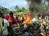 Bybor såg på när en kvinna bränns på bål. Bild från Papua Nya Guinea 2013.