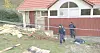 Polisen undersöker brandplatsen.
