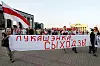 'Lukasjenko, försvinn!' står det på banderollerna när vitrysk opposition demonstrerar i MInsk dagen efter valet. Man krävde också 'riktiga val'.
