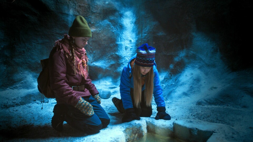 Från julkalendern 'Snödrömmar'. Aila (Hedvig Åhrén) och Ristin (Ella Márge Nutti). Från julkalendern Snödrömmar. Aila (Hedvig Åhrén) och Ristin (Ella Márge Nutti).