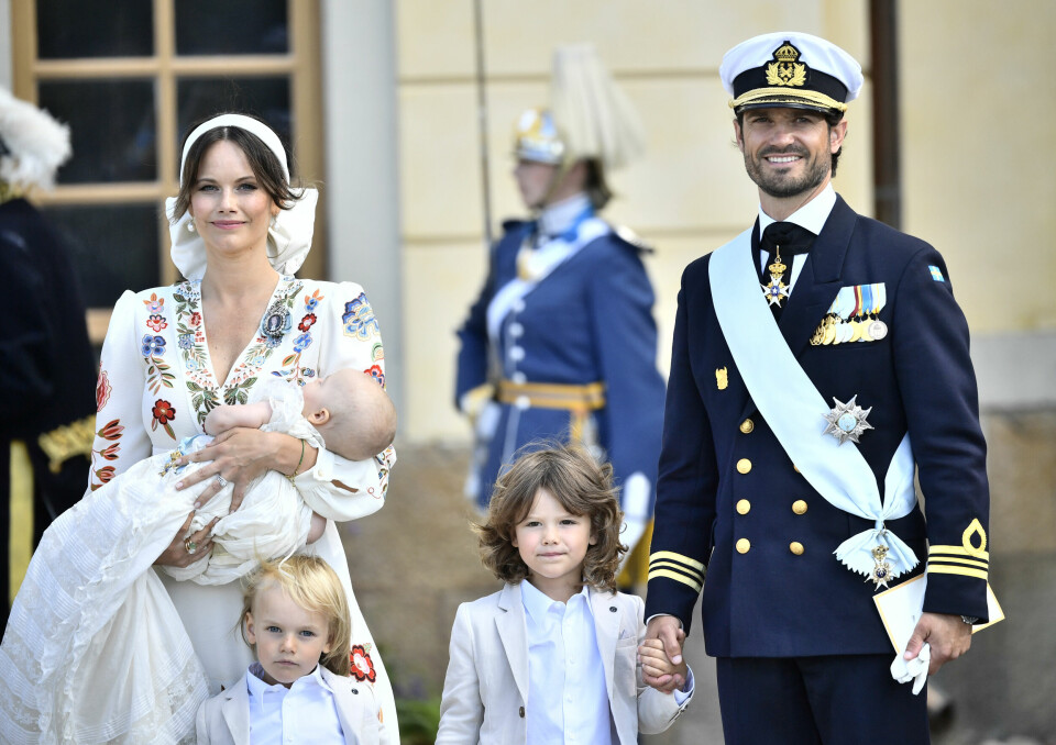 Prinsessan Sofia som håller prins Julian, prins Gabriel, prins Alexander och prins Carl Philip efter prins Julians dop i Drottningholms slottskyrka.