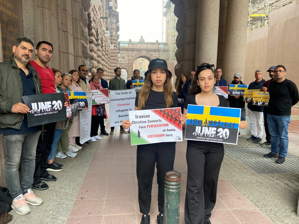 Iranska konvertiter demonstrerar utanför riksdagen på världsflyktingdagen. I förgrunden systrarna Mina och Zahra. Iranska konvertiter demonstrerar utanför riksdagen på världsflyktingdagen. I förgrunden systrarna Mina och Zahra.