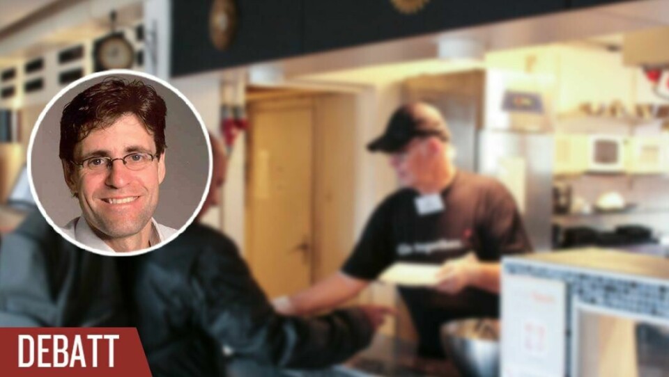 Det är dags att inse att komplexa sociala problem bara kan mötas med komplexa samarbeten där alla aktörer i samhället samarbetar. Ideella föreningar kan skapa förtroende hos både föräldrar och barn och möta upp i socioekonomiskt utsatta miljöer, skriver Göran Holmström. Bilden: Stefan Björk, grundare och ledare i Impact Center, delar ut mat (2021). Det är dags att inse att komplexa sociala problem bara kan mötas med komplexa samarbeten där alla aktörer i samhället samarbetar. Ideella föreningar kan skapa förtroende hos både föräldrar och barn och möta upp i socioekonomiskt utsatta miljöer, skriver Göran Holmström. Bilden: Stefan Björk, grundare och ledare i Impact Center, delar ut mat (2021).