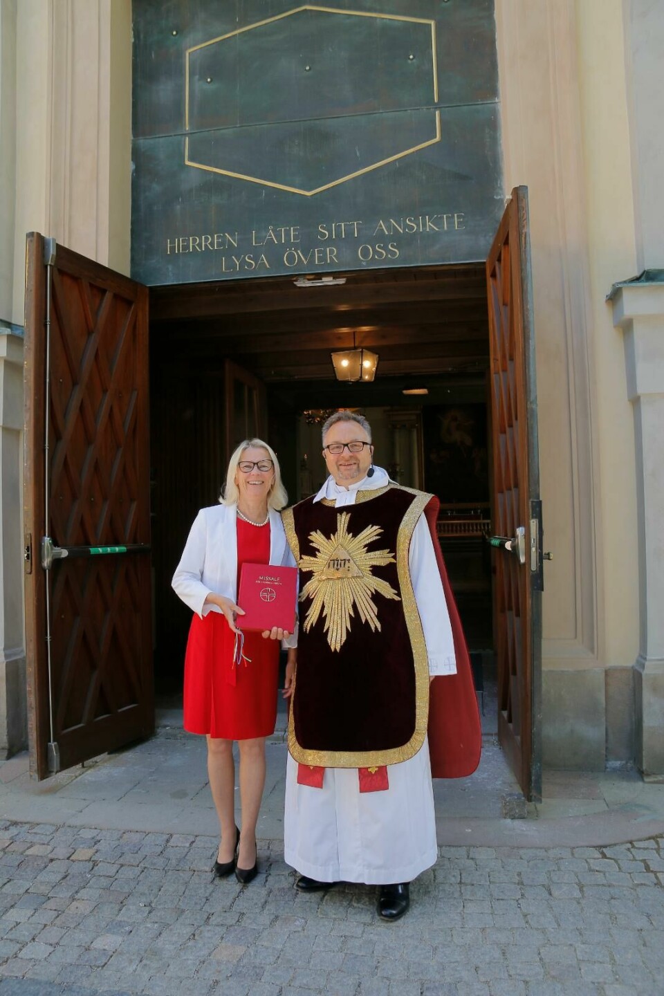 – En härlig dag! sa kyrkorådets ordförande Ulla Birgersdotter, som medverkade i pingstdagens gudstjänst i Kungsholms kyrka tillsammans med kyrkoherde Michael Persson. De var båda positiva till den nya kyrkohandbok som togs i bruk i dag. – En härlig dag! sa kyrkorådets ordförande Ulla Birgersdotter, som medverkade i pingstdagens gudstjänst i Kungsholms kyrka tillsammans med kyrkoherde Michael Persson. De var båda positiva till den nya kyrkohandbok som togs i bruk i dag.
