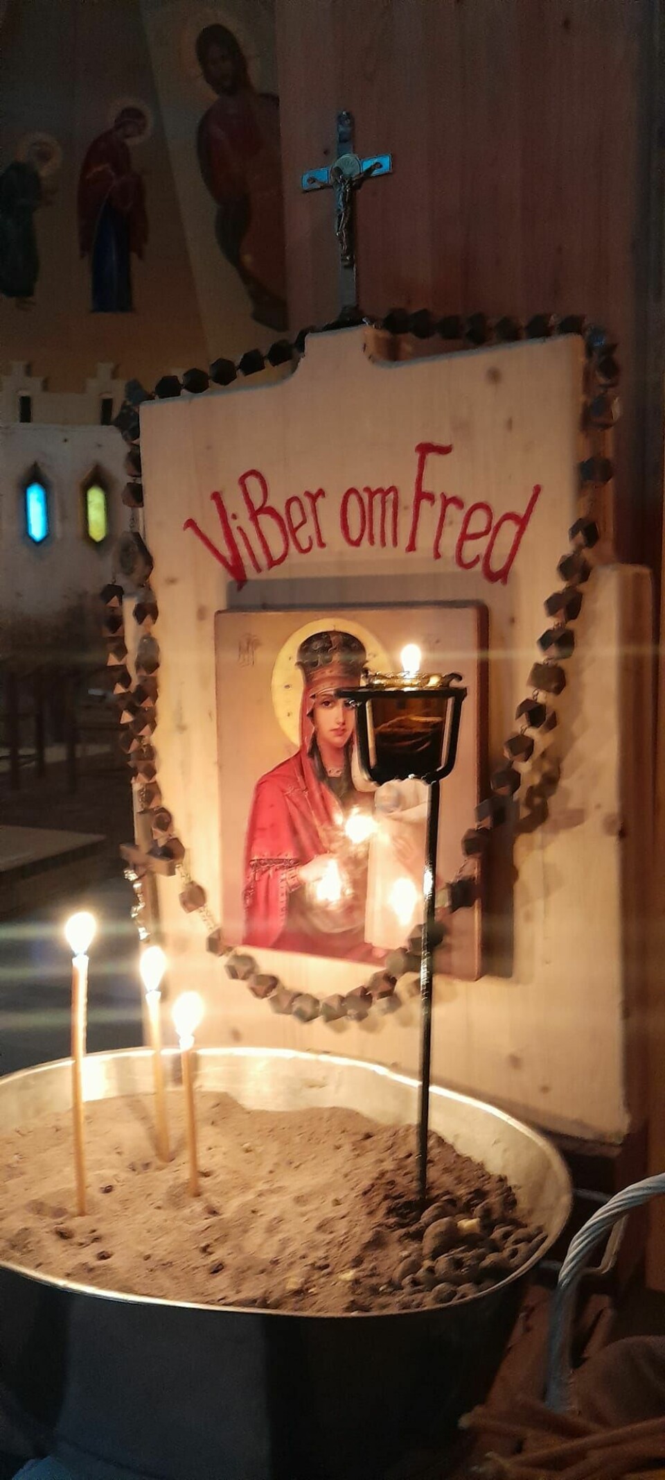 Bröderna i Östanbäcks kloster ber varje dag för fred. Ikonen kommer från ett kloster i Minsk. Bröderna i Östanbäcks kloster ber varje dag för fred. Ikonen kommer från ett kloster i Minsk.
