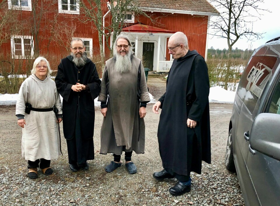 Broder Birger i mitten, utanför skolbyggnaden som inrymmer Östanbäcks kloster. Broder Birger i mitten, utanför skolbyggnaden som inrymmer Östanbäcks kloster.