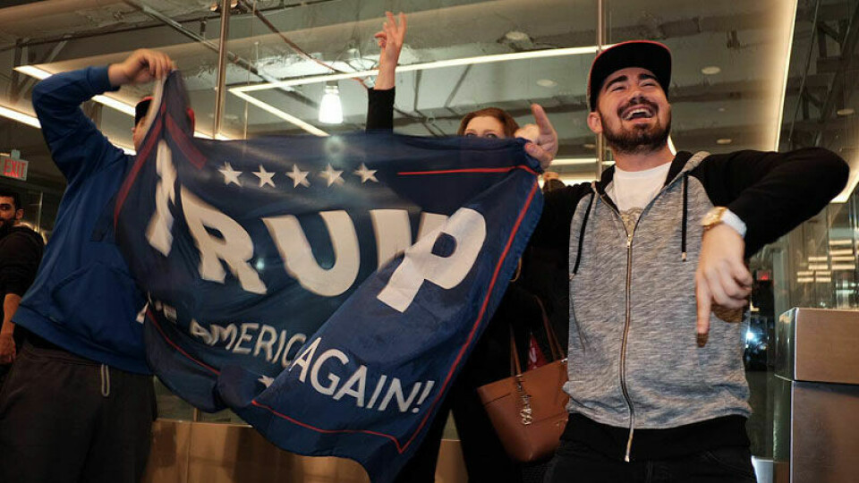 Supportrar firar Donald Trumps seger utanför Hilton hotel i New York. Supportrar firar Donald Trumps seger utanför Hilton hotel i New York.