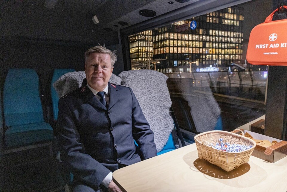 Överstelöjtnant Bo Jeppson ombord på bussen, som ska erbjuda en varm och trygg plats för de hemlösa som vill få hjälp med samtal för att komma vidare i livet. ”Från invigningen av Frälsningsarméns nya buss för hjälp till hemlösa vid T-Centralen i Stockholm.” Överstelöjtnant