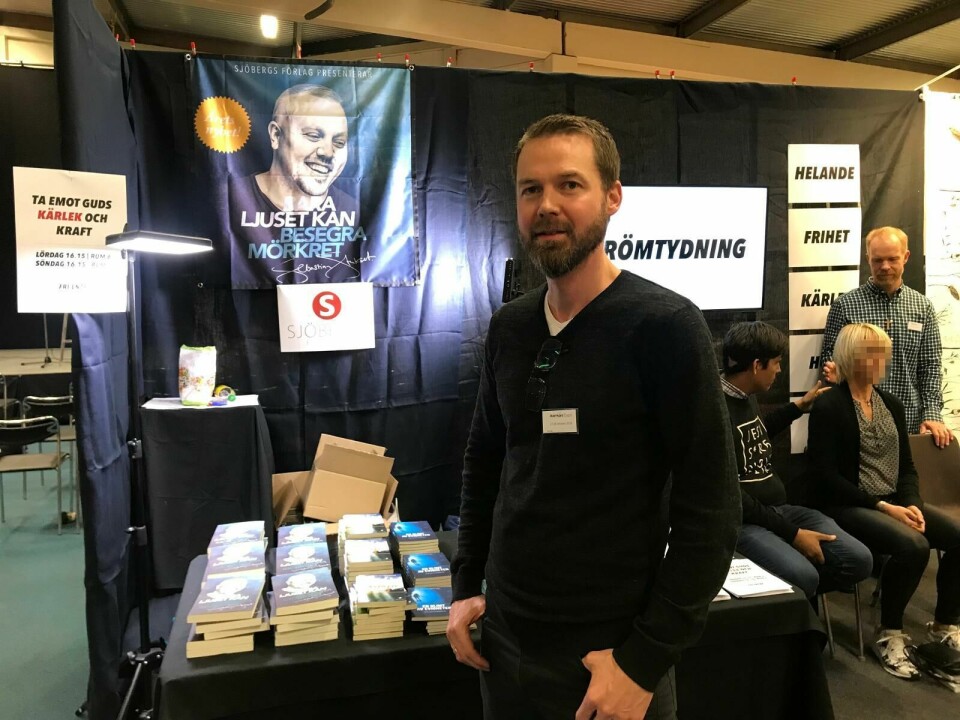 Joel Sjöberg har en monter på mässan med sitt bokförlag och delar gratis ut böcker till besökarna. Joel Sjöberg har en monter på mässan med sitt bokförlag och delar gratis ut böcker till besökarna.