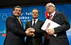 Avtal klart. Turkiets premiärminister Ahmet Davutoglu (till vänster), Europeiska rådets ordförande Donald Tusk och EU-kommissionens ordförande JeanClaude Juncker. ​