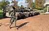 Kamouflerade militärfordon i den israeliska gränsbyn kibbutz Dafna.