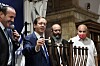 Israels president Isaac Herzog tänder ett chanucka-ljus i Patriarkernas grav, Hebron.