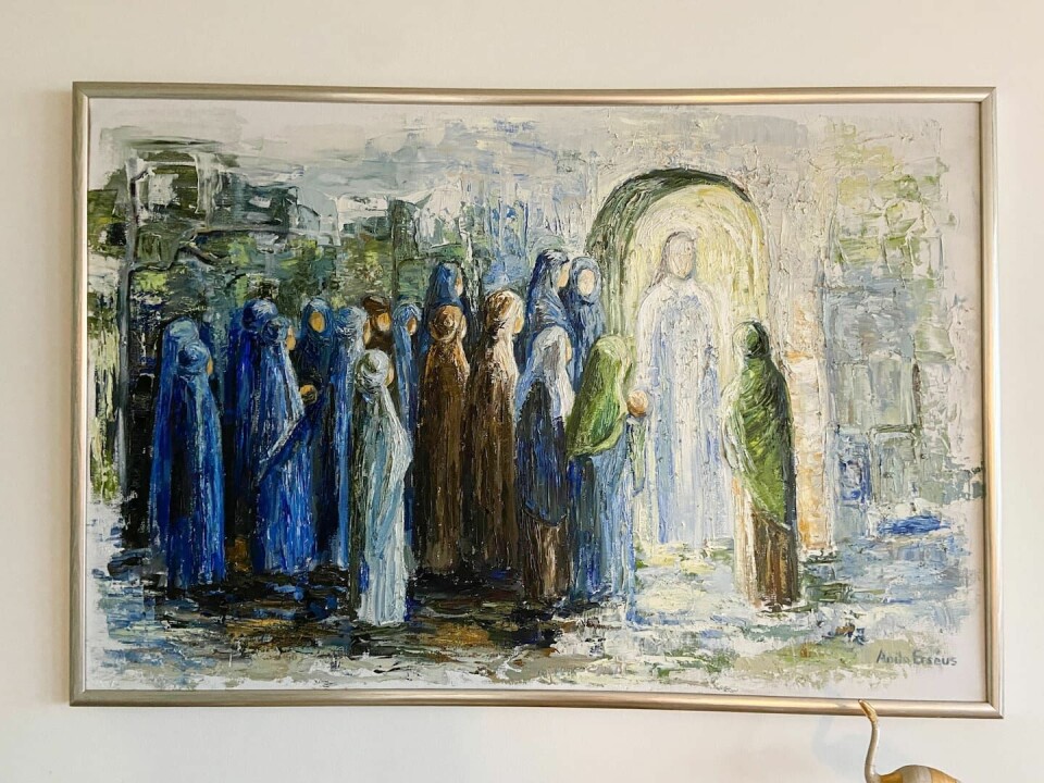 Tavlan föreställande den uppståndne Jesus tillsammans med en grupp kvinnor som Anita Erséus målat. Anita Erséus tavlor i hennes atelje i Göteborg.