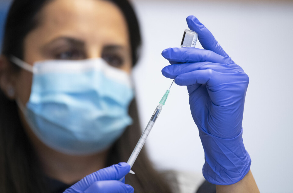 STOCKHOLM 20210423En sjuksköterska förbereder vaccin från Pfizer för vaccinering. Över 500 personer per dag vaccineras nu i en gymnastiksal (gamla Bredbyskolan) i Rinkeby som förvandlats till vaccinationscentral under covid-pandemin. Foto: Fredrik Sandberg / TT kod 10080