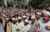 Tusentals muslimer och aktivister från muslimskpolitiska grupper protesterade i Bangladesh efter fredagsbönen mot ett förslag om att skrota islam som statsreligion.