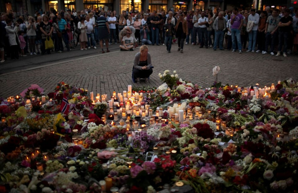 Människor samlas utanför domkyrkan i Oslo efter attentatet på Utøya 2011.