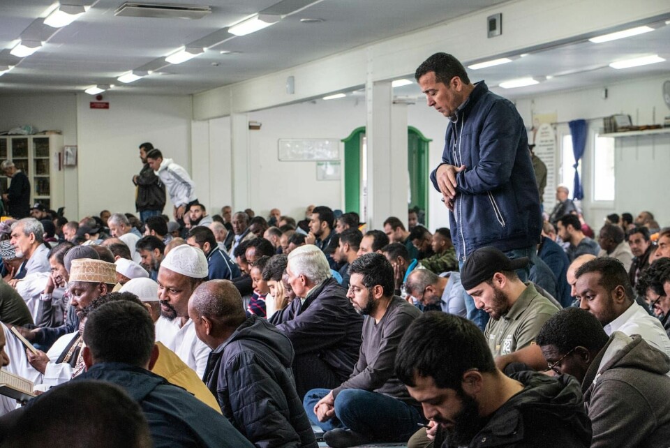 De muslimska trossamfunden växer i Sverige. Här en bild från fredagsbönen i Växjö, en av tre moskéer som också har böneutrop. Fredagsbön i en moské i Araby, Växjö efter att böneutropet ljudit i stadsdelen.