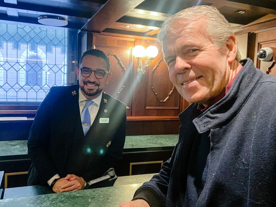 Prästen och författaren Per-Arne Dahl tillsammans med receptionisten på hotellet där intervjun ägde rum. Prästen och författaren Per-Arne Dahl är aktuell med boken ”Gästfrihetens kraft” (Argument förlag).