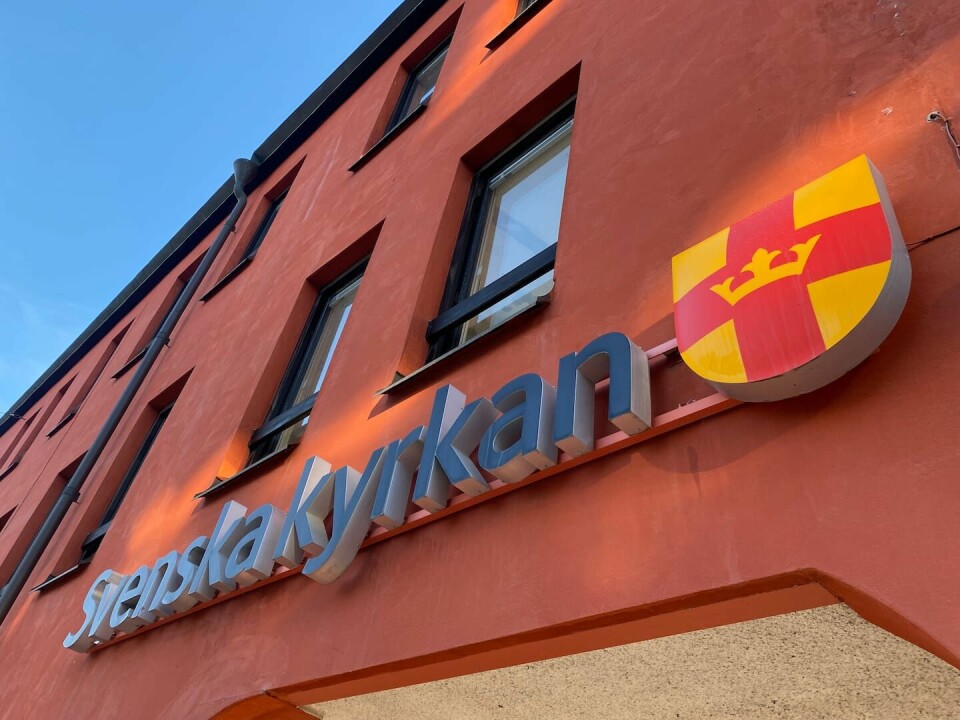 Svenska kyrkan spelar i en egen division när det gäller statistik över trossamfund. Kyrkan är klart störst, men tappar också flest. På Svenska kyrkans rikskansli arbetar ett 20-tal medarbetare med att försöka få tillbaka kontrollen över de kapade Facebookkontona.