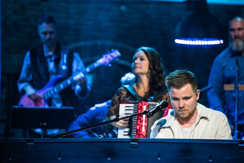 Jonathan Alfredsson är kapellmästare under produktionen och bandet överöses av beröm. Ibland hoppa några av artisterna in och spelar med, som här Therese Martinson på dragspel och Mattias Martinson på percussion. Basist i bandet är Tobias Grenholm. Inspelning av nya tv-serien 'Alla tiders sånger'.