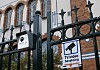 Övervakning vid synagogan i Malmö för några år efter att stenkastning skett.